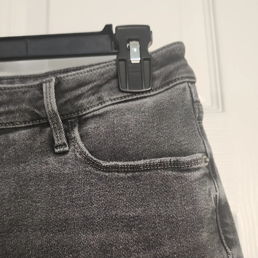 Old Navy Charcoal Distressed Cropped Jeans - Picture 5 of 13